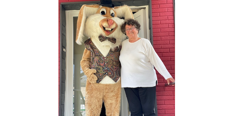 Osterhase besucht Senioren aus der Drehscheibe Holzminden 